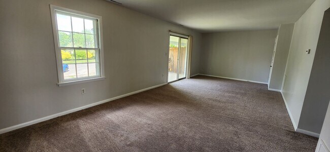 Building Photo - Upper Level One Bedroom Apartment w Covere...