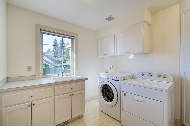 Building Photo - 4bd/4ba Kirkland House