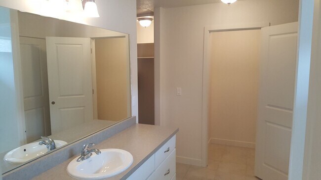 Building Photo - Spacious 3-Bedroom, 2.5-Bath Home in Cente...