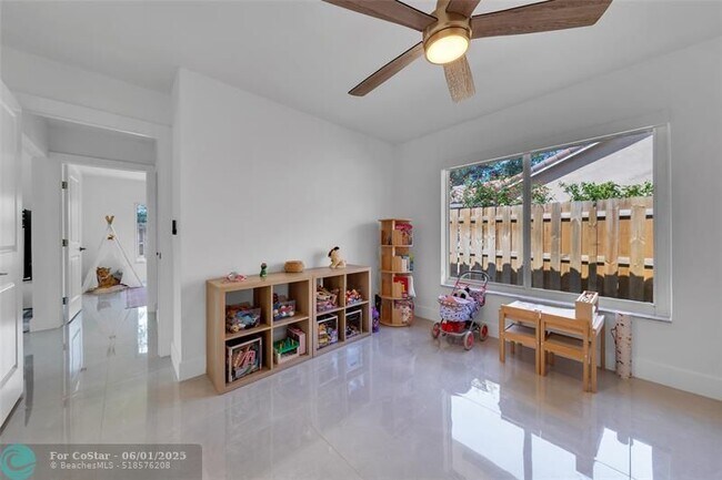 Building Photo - 9585 Carousel Cir S