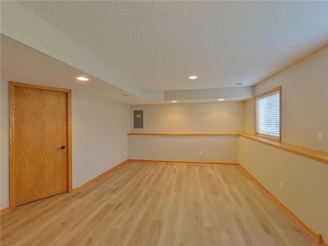 Building Photo - 452 Orchard Pkwy W