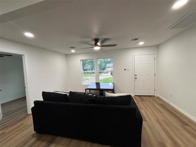 Building Photo - 5718 Ricky St