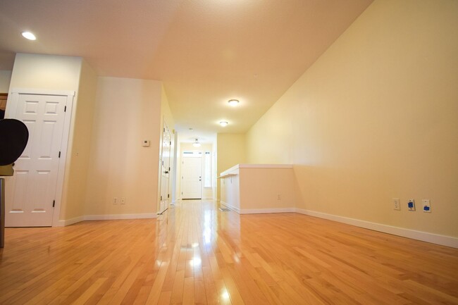 Building Photo - NEW LOWERED RENT!!!  $1,000 Move-in Specia...