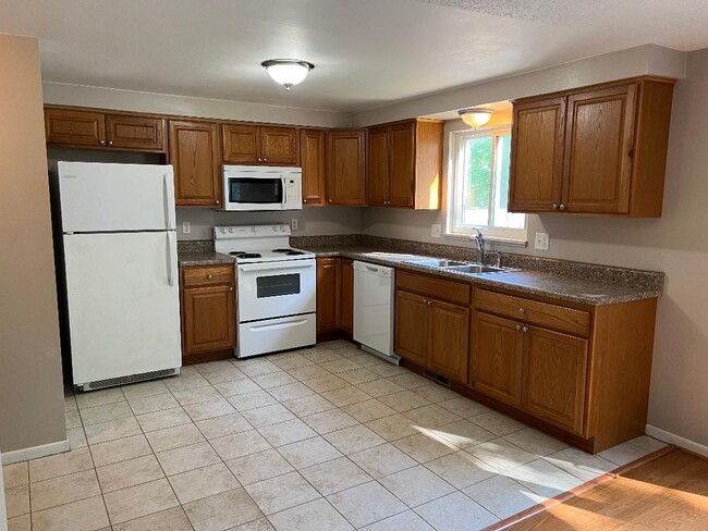 kitchen - 4720 Baylor Ct