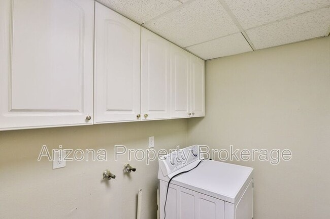 Building Photo - 144 E Vista Del Cerro Dr