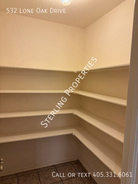 Building Photo - 532 Lone Oak Dr