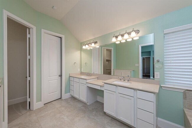 Building Photo - 29010 Pinnacle Ridge Dr