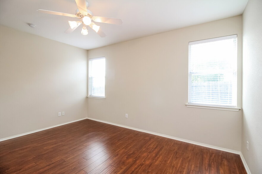 Building Photo - 10005 Blue Bell Dr