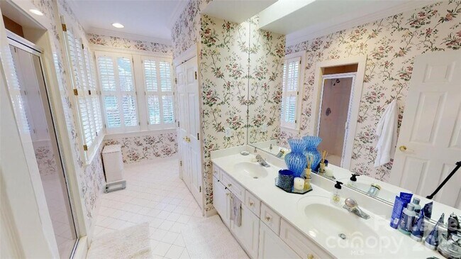 Building Photo - 1141 Dilworth Crescent Row