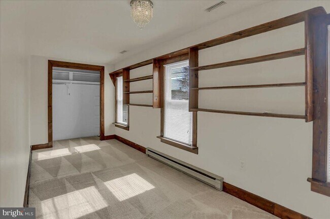 Building Photo - 10 Maple Ave