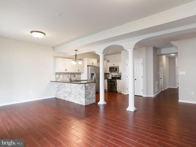Building Photo - 20 Delano Dr