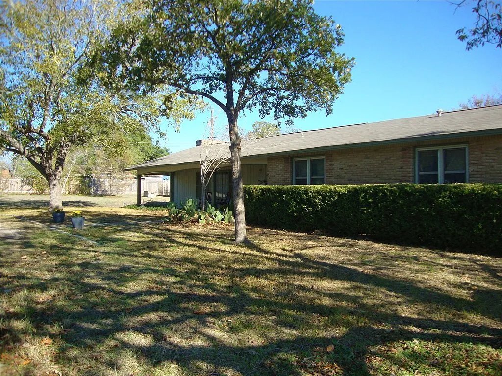 Building Photo - 614 S Groos St