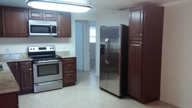 Building Photo - For Rent – 4 Bedroom Single Family Home in Pinellas Park, FL