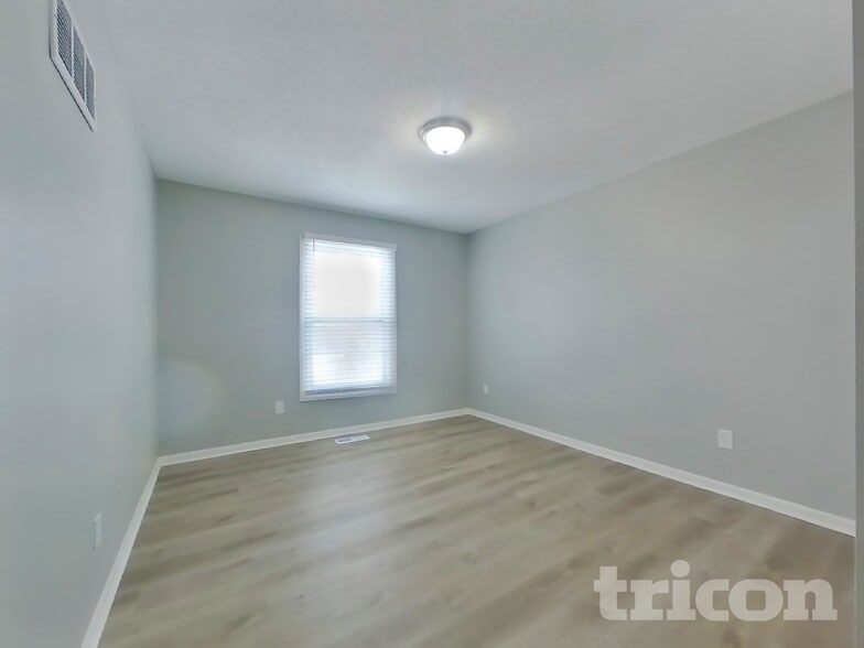 Building Photo - 302 E 123rd Terrace