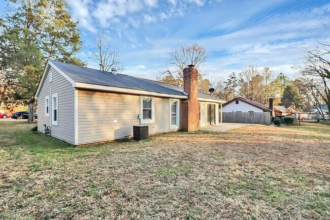 Building Photo - Charmingly Updated 3BD/2BA Ranch Home in Birnam Woods!