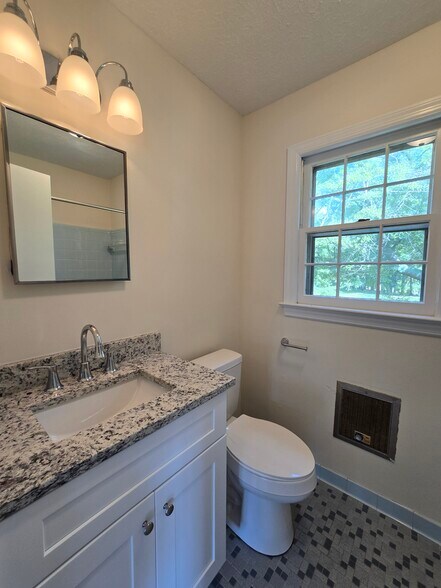 Building Photo - 205 Pinewood Dr