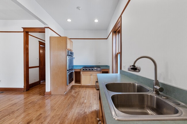 Building Photo - 928 W 32nd St