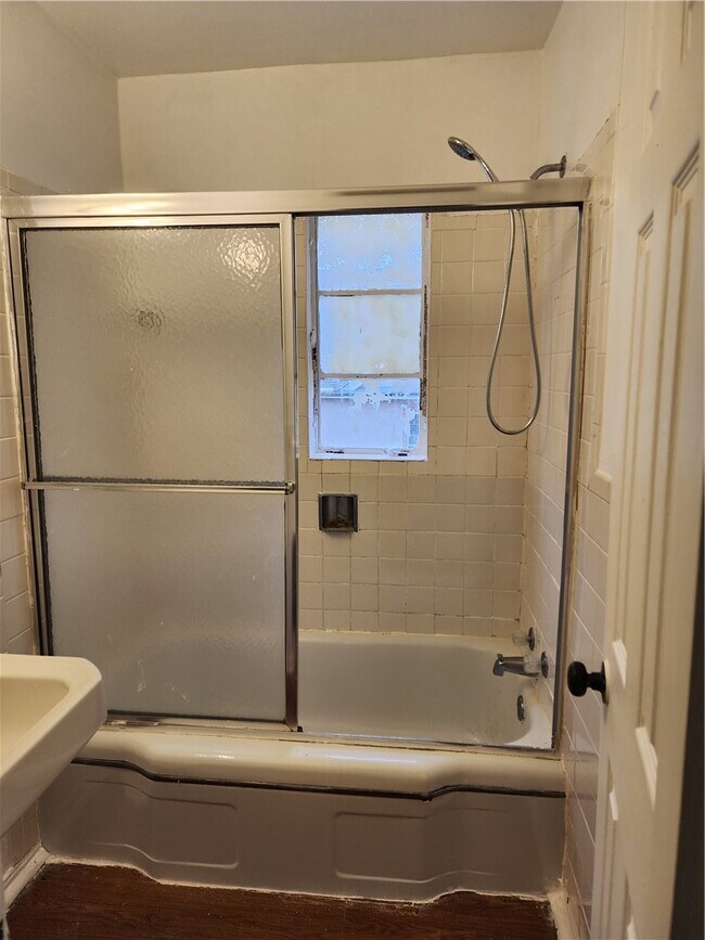 Building Photo - 415 W Poplar St