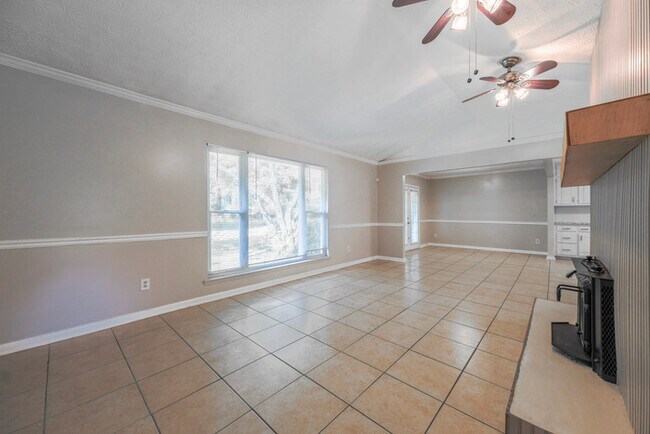 Building Photo - Cozy 3-Bedroom Rental with Fireplace & Mod...