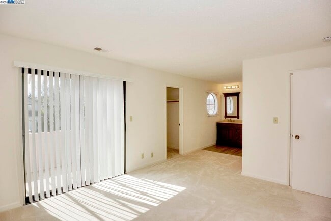 Building Photo - 2910 Liberty Dr