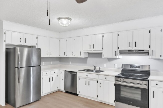Building Photo - Discover Comfort and Convenience! Prime Bo...