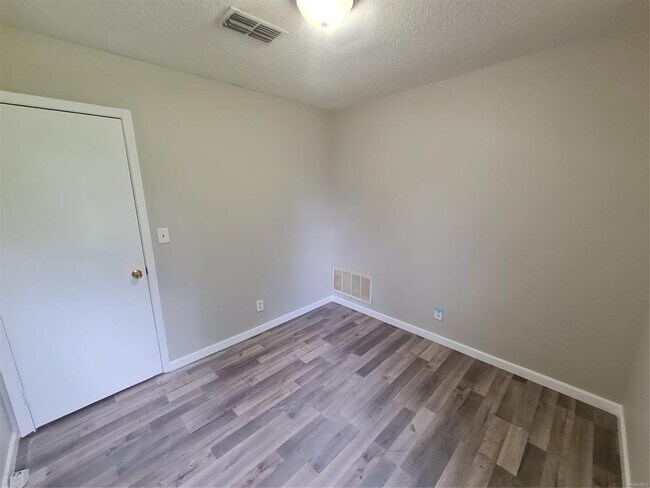 Building Photo - 3044 Cross Creek Dr