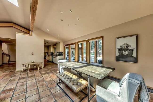 Building Photo - Perfect Location