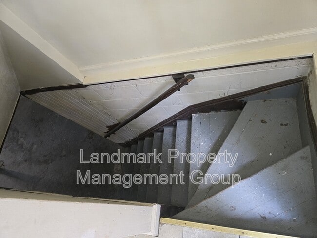 Building Photo - 15205 Maplewood Ave
