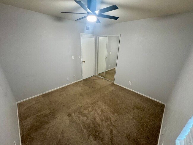 Building Photo - Spacious 3 bedroom condo