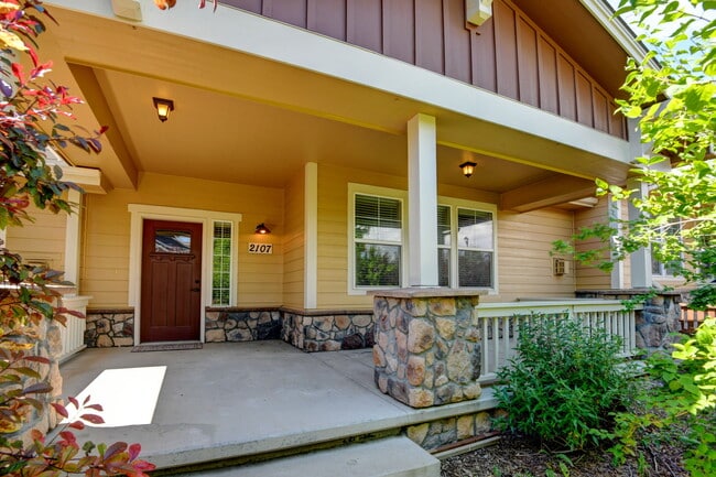 Building Photo - 2107 Sandbur Dr