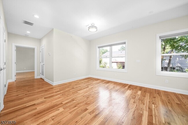 Building Photo - 9 N Beverwyck Rd