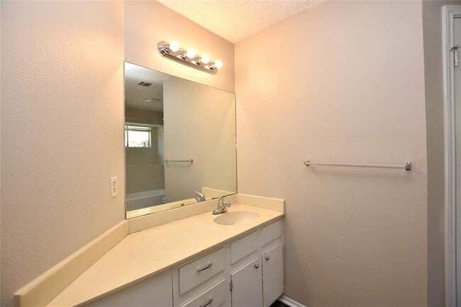 Building Photo - 609 Rollingway Dr