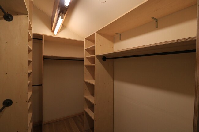 Building Photo - Top Floor 2/1.5 2 level Condo w/ Garage pa...