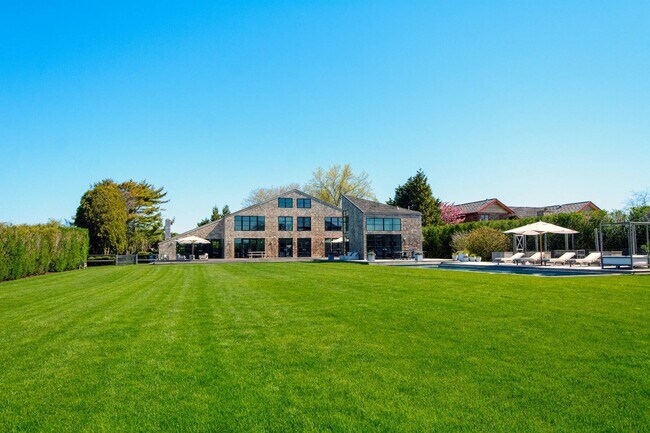 Building Photo - 811 Halsey Ln