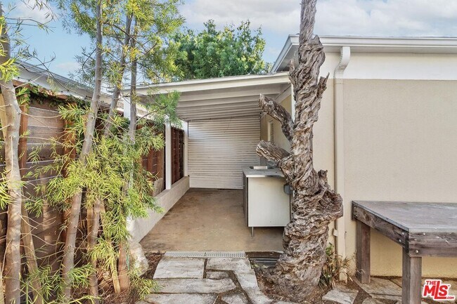 Building Photo - 920 Carrillo Dr