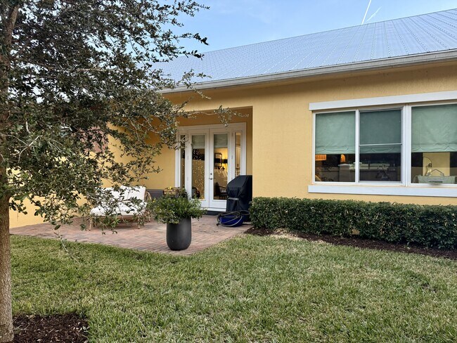 Building Photo - 2025 Bridgepointe Cir