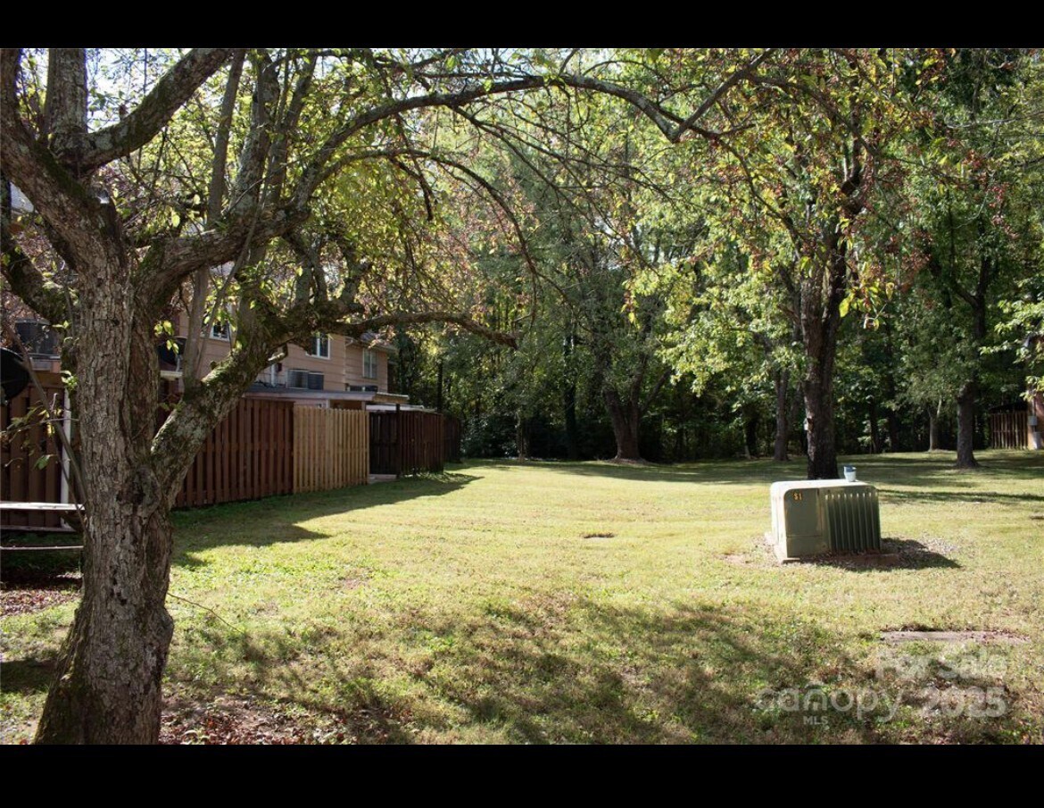 Building Photo - 1300 Larchmont Pl