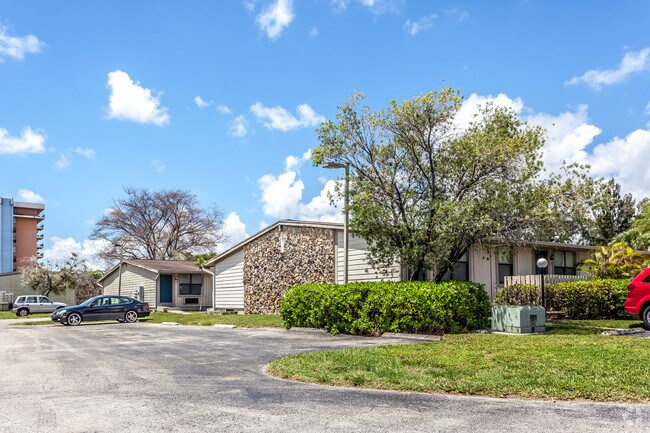 Building Photo - Centre Lake III