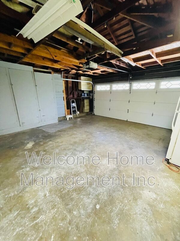 Building Photo - 2561 Olympic Blvd