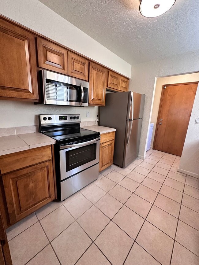 Building Photo - 2 Bedroom 2 Bath Townhome w/2 Car Garage and Refrigerated Air