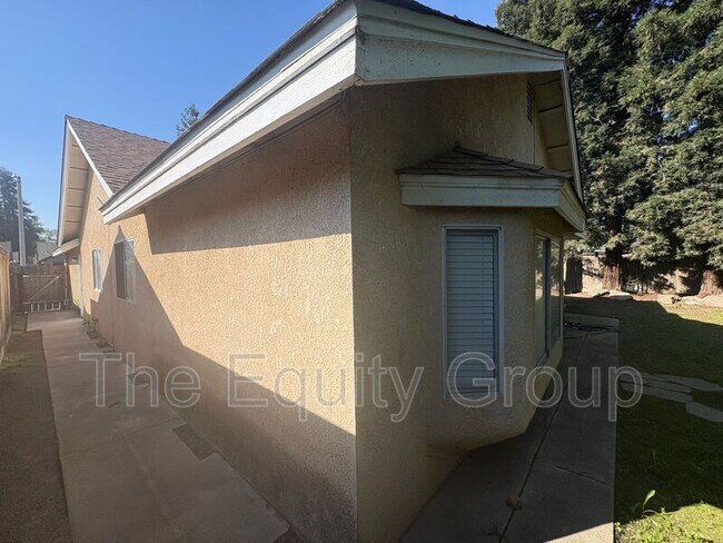 Building Photo - 5936 W Oak Ave