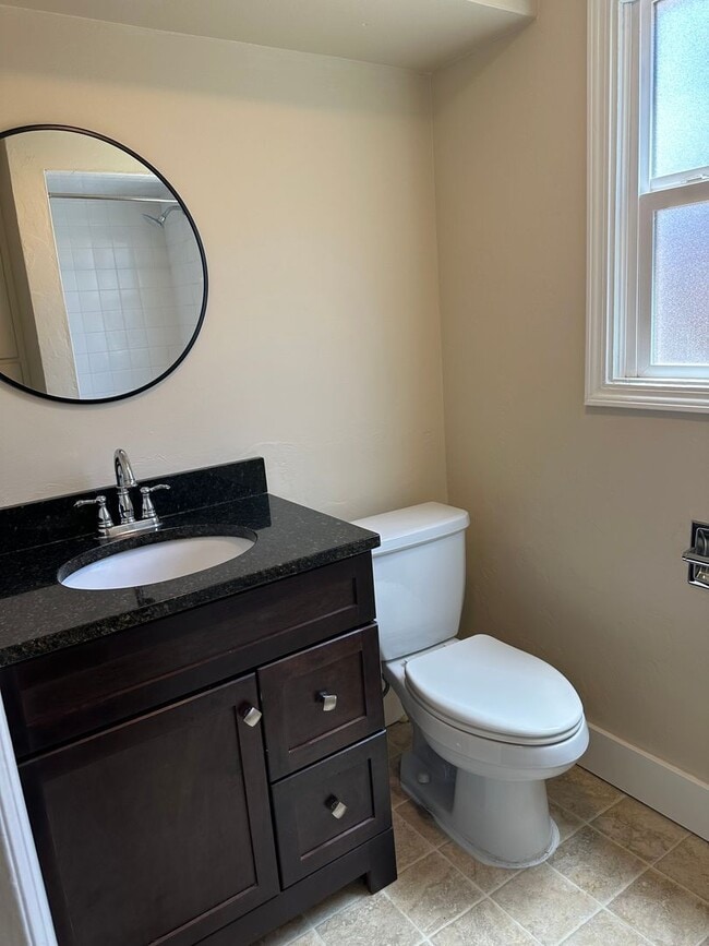 Building Photo - Large 4 bedroom 2 bath house in a great ne...