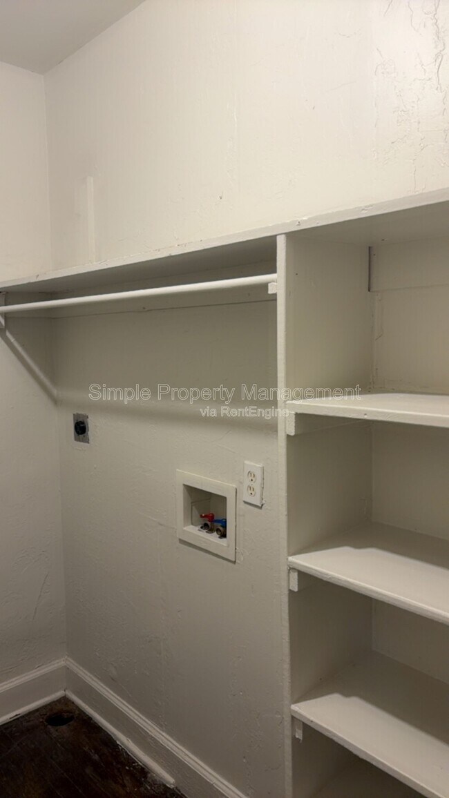 Building Photo - 946 East Dr