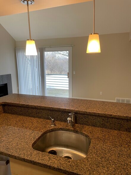 Building Photo - 2872 Davison Ave