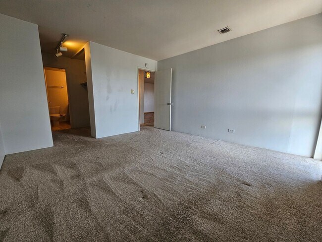 Building Photo - Amazing Penthouse 2 Bedroom 2 Bath With Mo...
