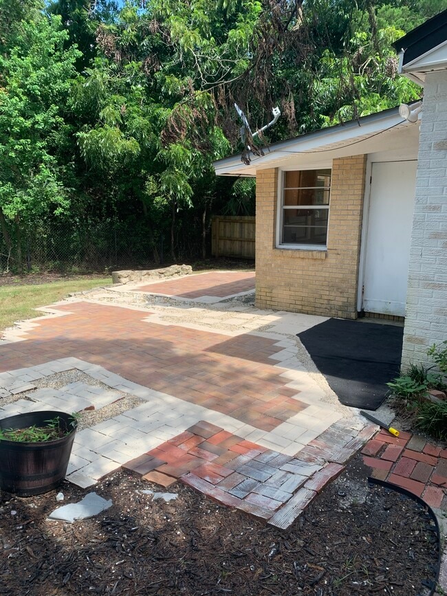 Building Photo - 1139 N Bayshore Dr
