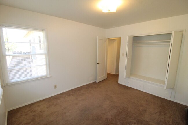 Building Photo - Charming Midtown Ventura Home- 3 Bedroom + 1.75 Bath