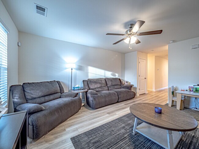 Building Photo - "Spacious Elegance Awaits: 4-Bedroom Haven with Granite Touches in Sumter"