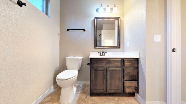 Building Photo - Stunning home 3 bedroom, 2.5 bathroom in West El Paso!