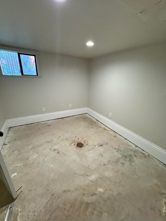 Building Photo - Beautiful 4+ Bed, 3 Bath Crafstman Home with Fenced Yard near St. Johns